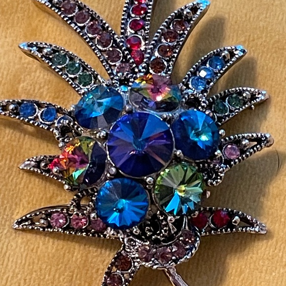 Beautiful Weiss gold tone flower brooch - Picture 3 of 3